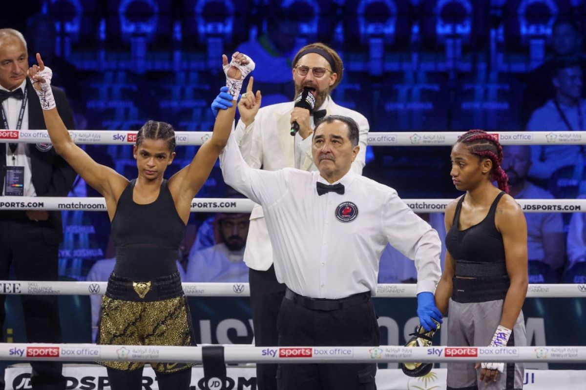 Pertama digelar di Saudi, petinju putri Ramla Ali menang KO