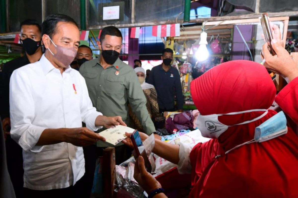 Presiden Jokowi awali kunker di Jatim bagikan  sejumlah bansos
