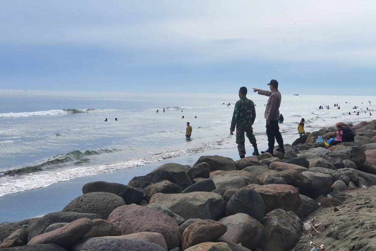 Empat pengunjung terseret arus di Pantai Mantak Tari, satu meninggal dunia