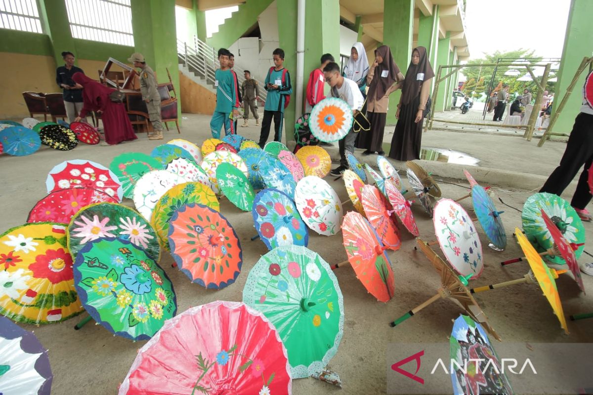 200 siswa meriahkan lukis payung