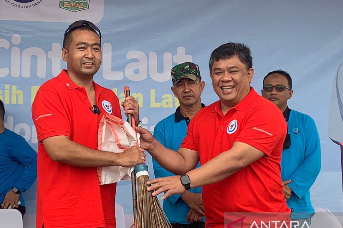 Bersih-bersih pantai di Padang kumpulkan 2,1 ton sampah