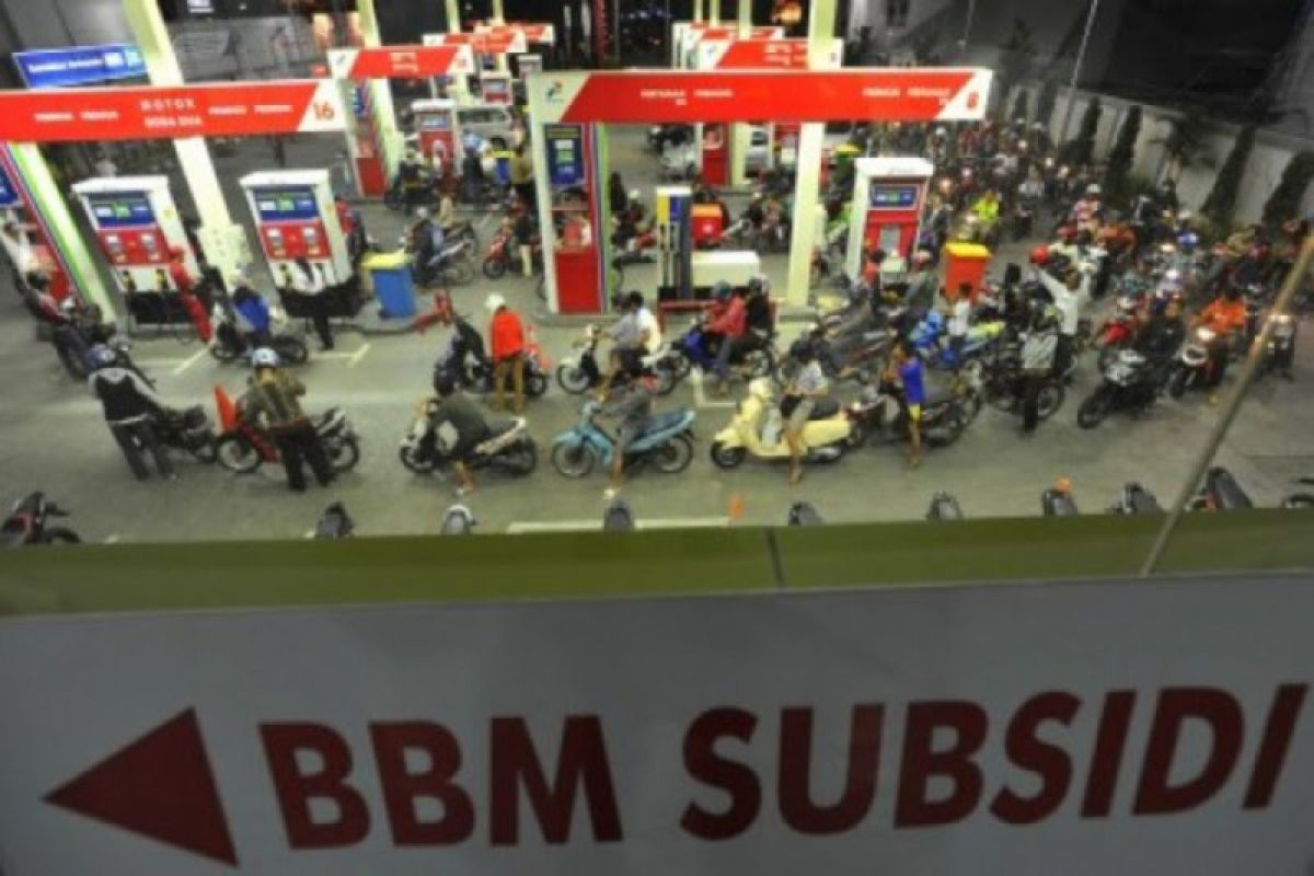 Pengamat UGM sarankan pemerintah tidak naikkan harga BBM bersubsidi tahun ini