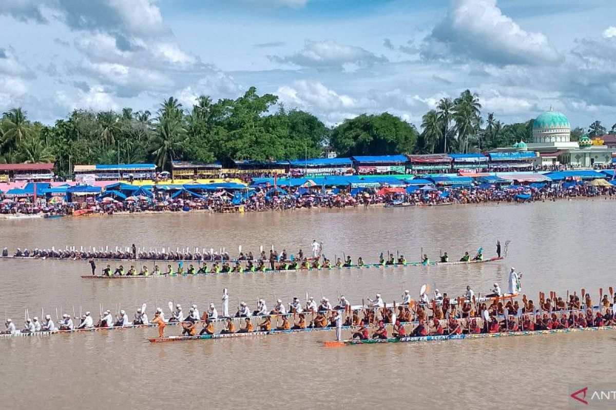 Sandiaga Uno buka Festival Pacu Jalur 2022 di Kuantan Singingi