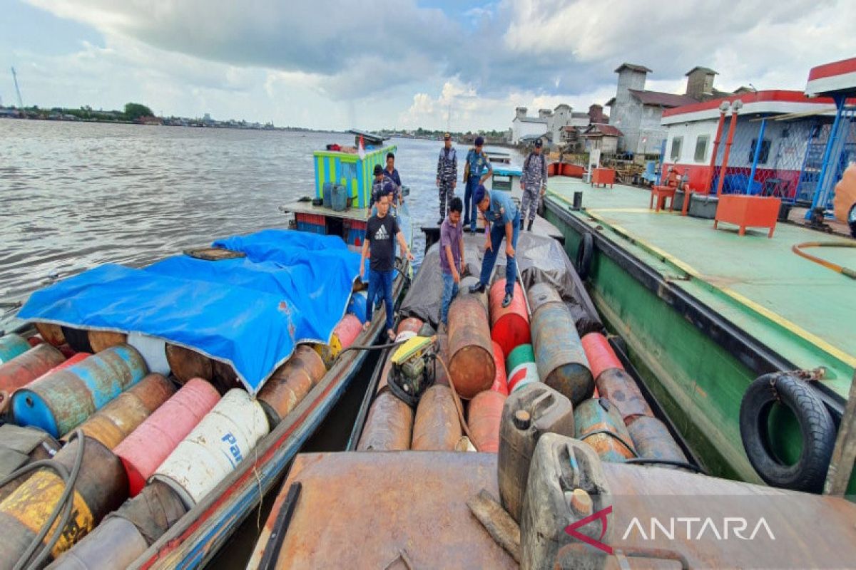 TNI AL: Kapal pengangkut BBM di Kapuas langgar pelayaran dan migas