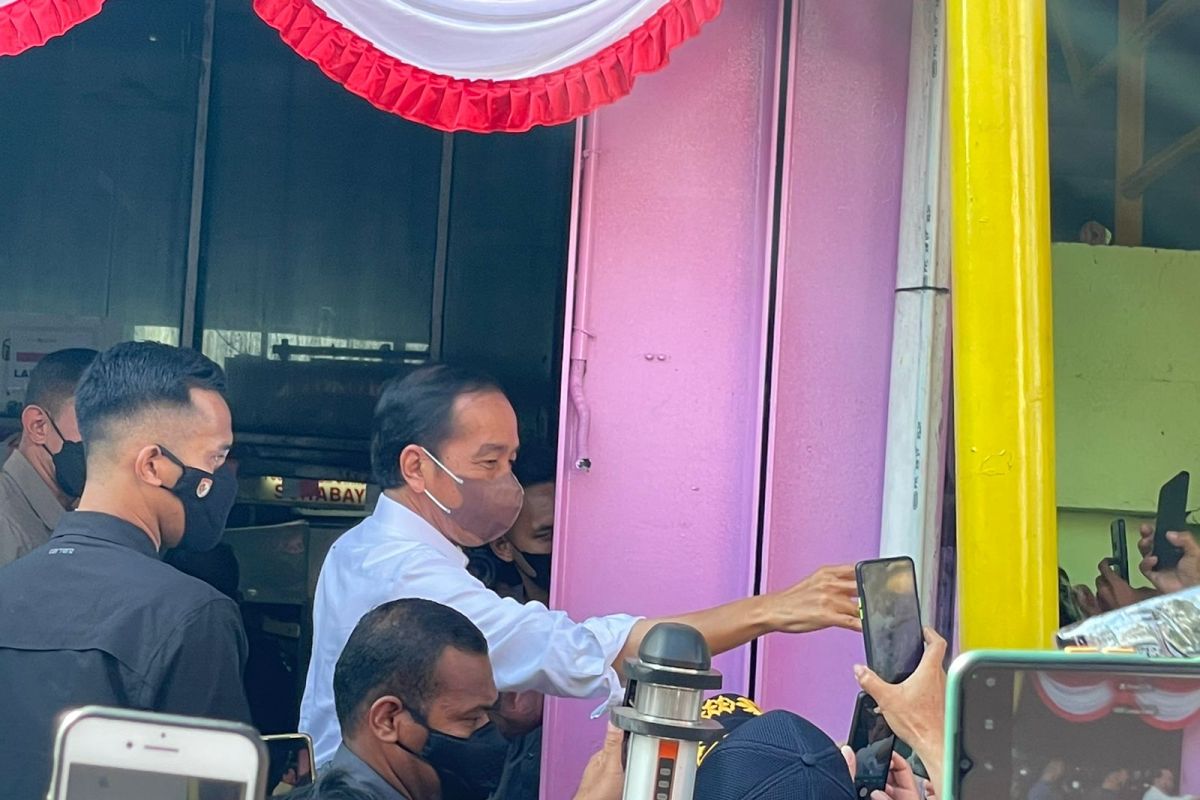 Presiden Jokowi bagikan bansos di Pasar Pucang Anom Surabaya