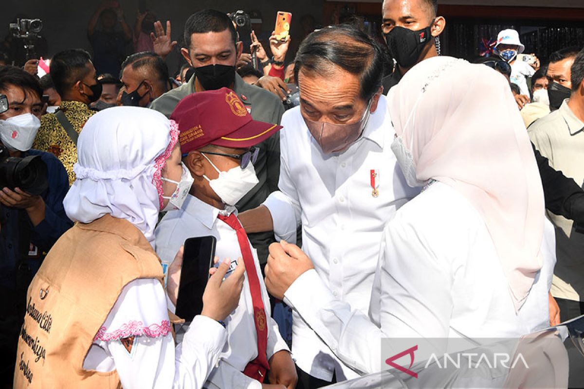 Presiden Jokowi dihampiri dua "wartawan cilik" di Surabaya