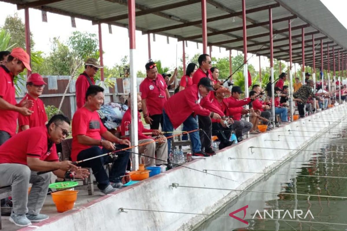 Tingkatkan sinergitas antar kader PDIP Kalteng gelar lomba mancing