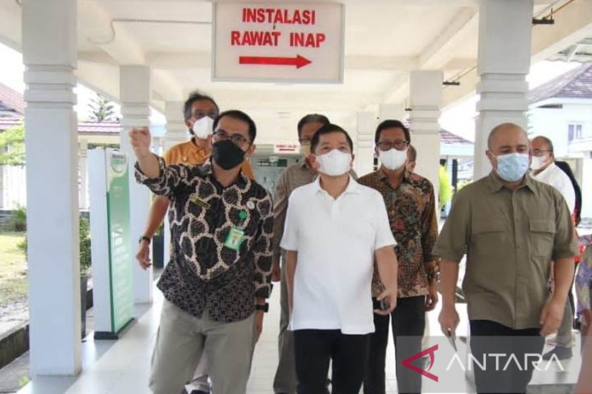 Minister reviews health facilities in Belitung ahead of  DWG Meeting