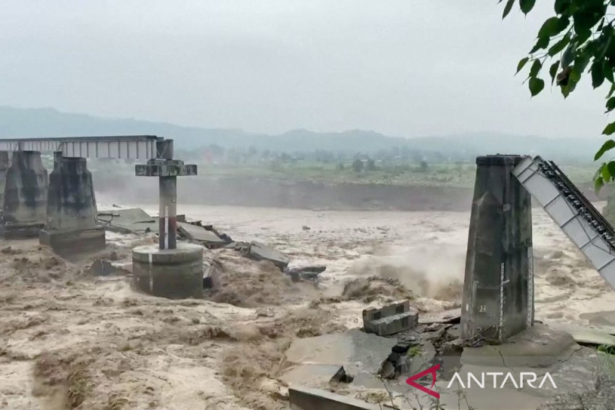 Banjir dan longsor terjang India, puluhan orang tewas