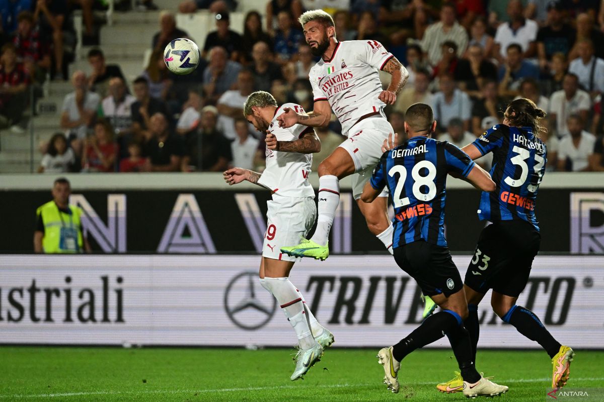 Tim sepak bola AC Milan bermain imbang 1-1 lawan Atalanta