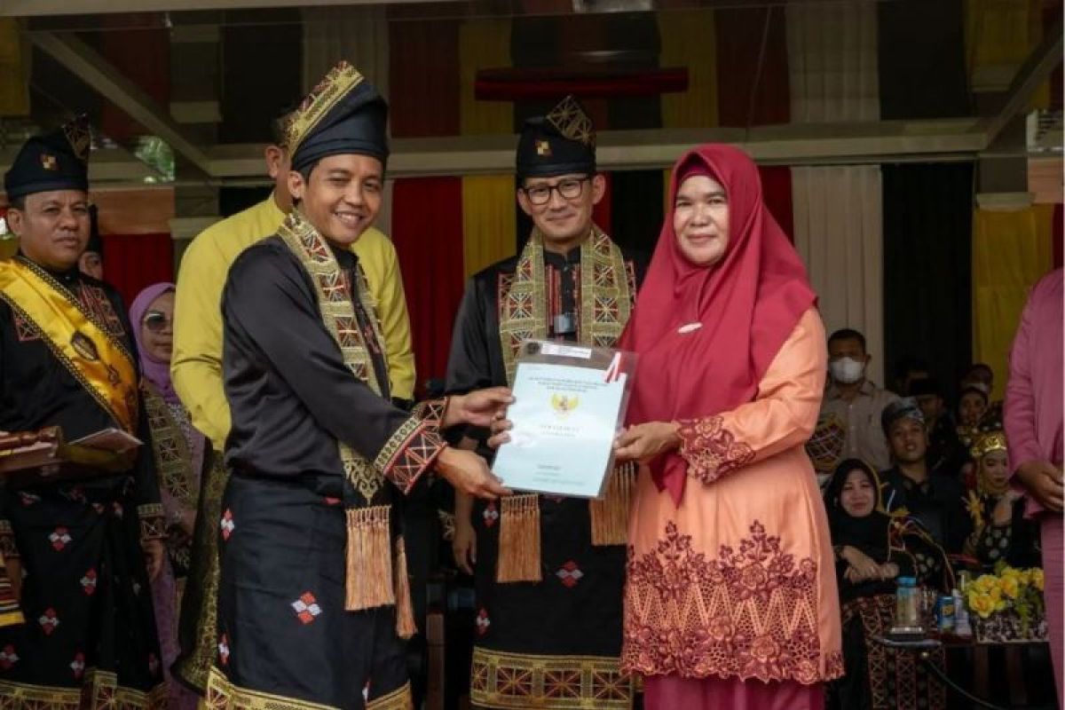 Wamen ATR/BPN Raja Juli Antoni serahkan 20 sertipikat tanah lintas sektoral di Riau