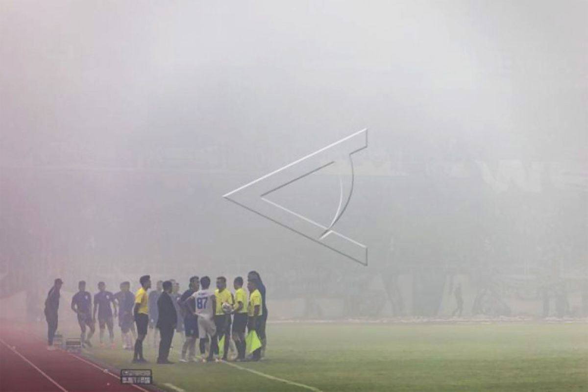 Arema FC kena sanksi denda Rp100 juta akibat "flare"