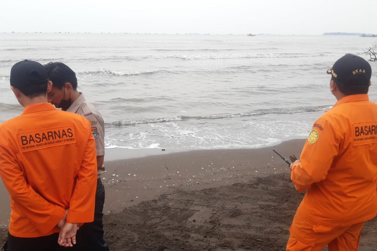 Tim SAR  cari korban tenggelam di muara Pertamina Tangerang