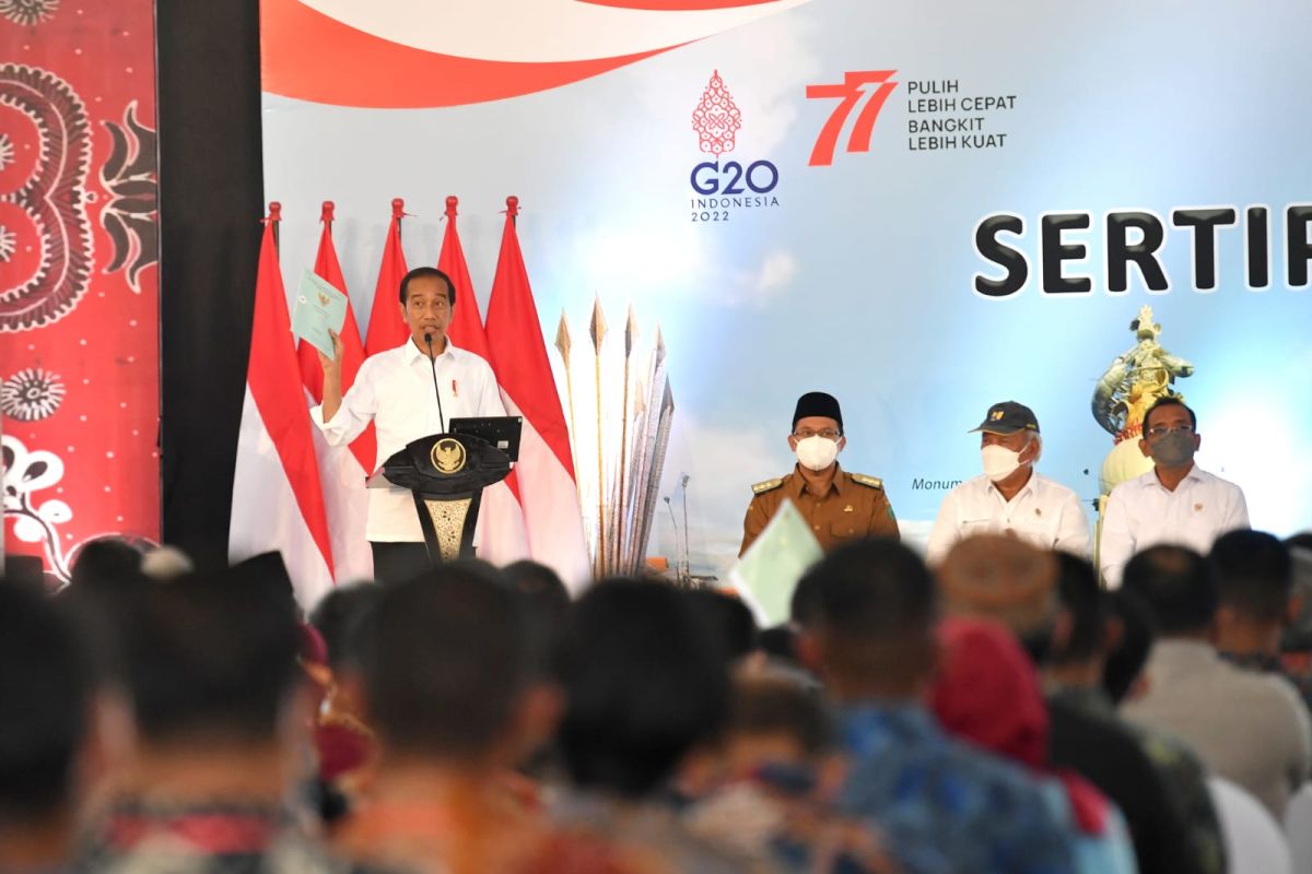 President hands out three thousand land certificates in East Java