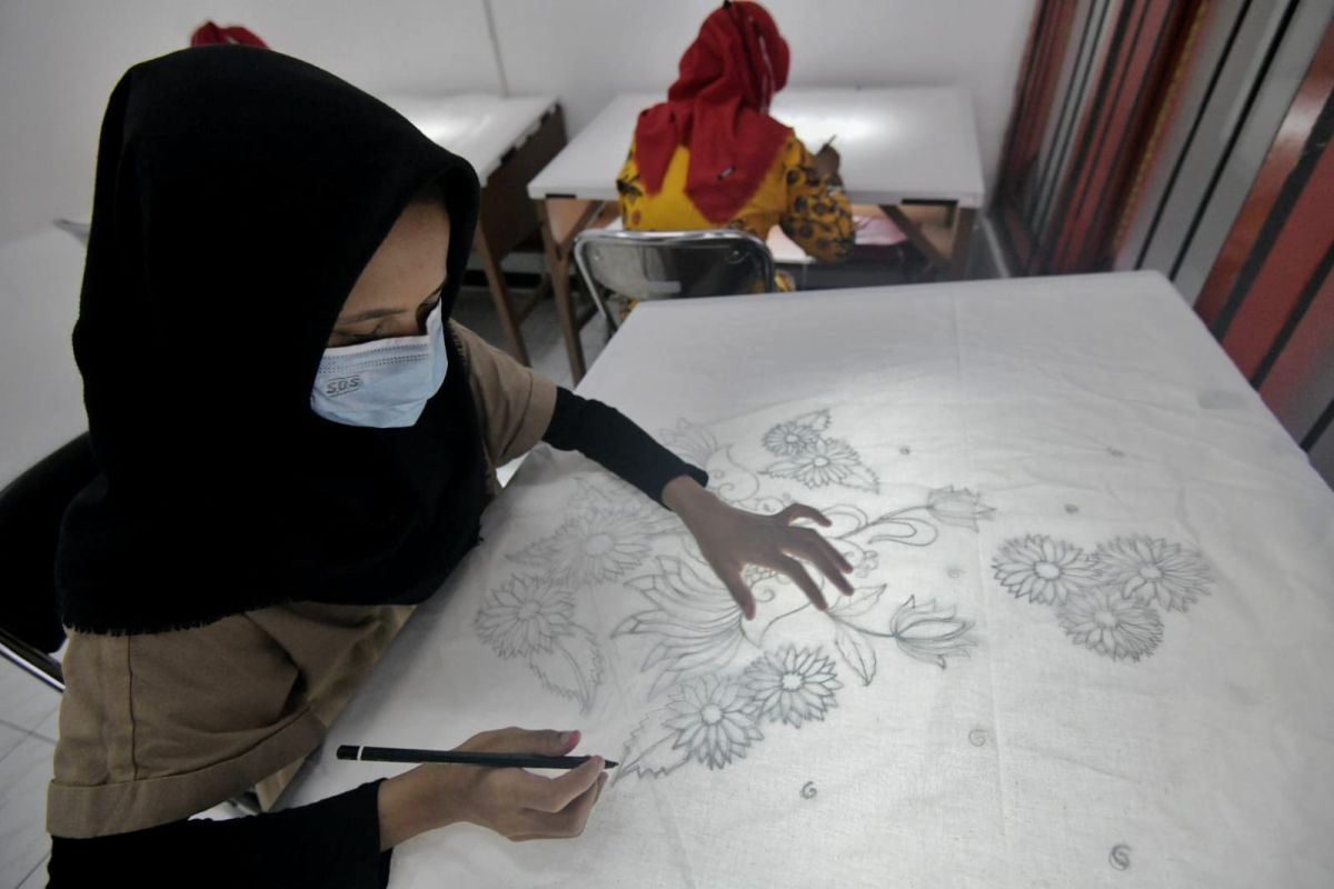 Tasikmalaya: 3,200 MSMEs to undergo training to make batik
