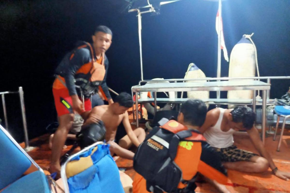 Tim Sar evakuasi penumpang KMP Difa Jaya yang mengapung dengan jeriken
