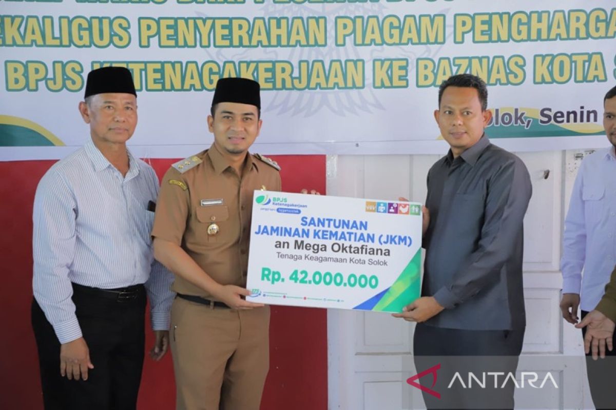 Wawako serahkan bantuan sembako Baznas dan santunan BPJS Ketenagakerjaan