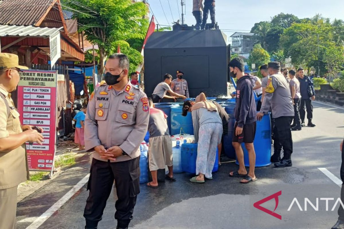 Polres Tarakan mendistribusikan air bersih pada warga yang kesulitan