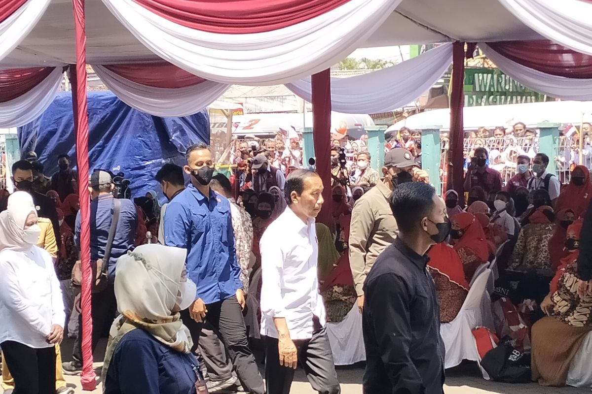 Warga Sidoarjo merasa terharu pertama kali bertemu Pak Jokowi
