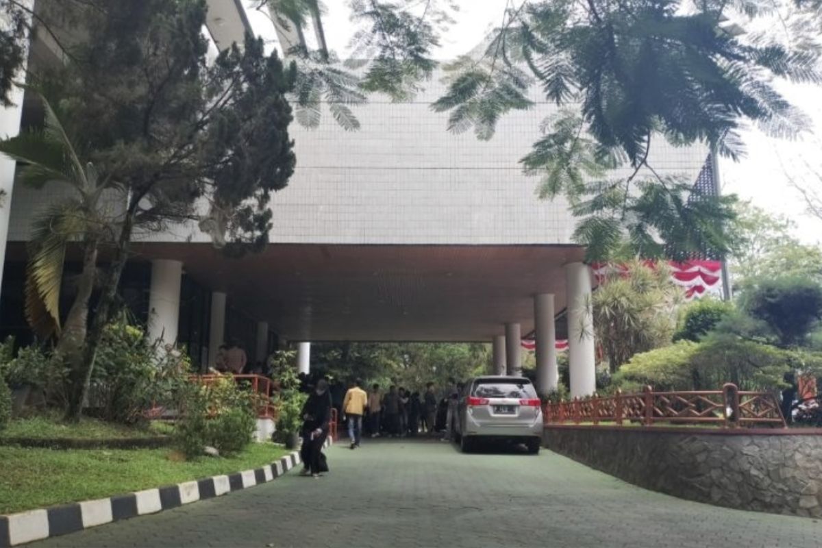 Penyidik KPK datangi Gedung Rektorat Universitas Lampung