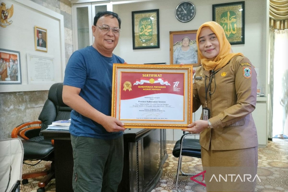 Ministry presents two awards to South Kalimantan for FMD handling