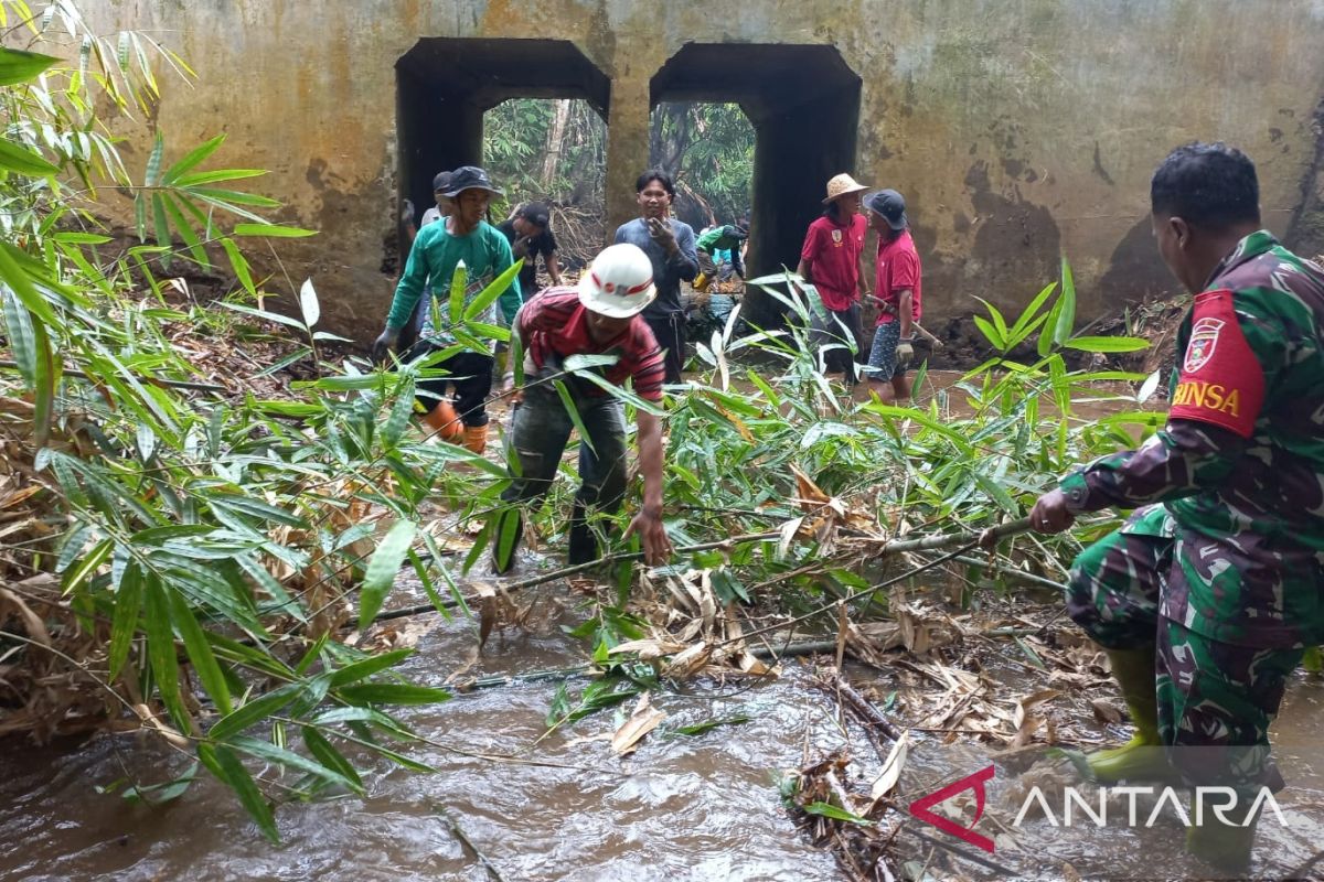 Warga Desa Tilahan gotong-rotong bersihkan Sungai pasca banjir