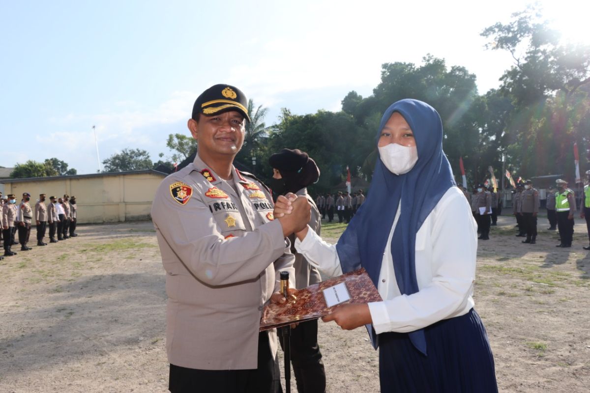 Lawan jambret, wanita asal Lombok Tengah diberi penghargaan dari polisi