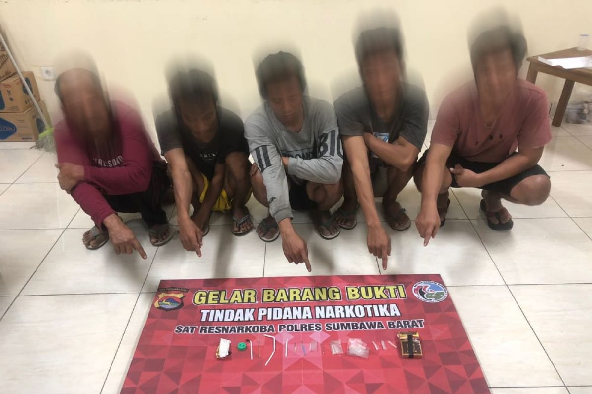Pesta sabu di rumah gubuk gelondong emas, 5 pemuda di Sumbawa Barat diringkus