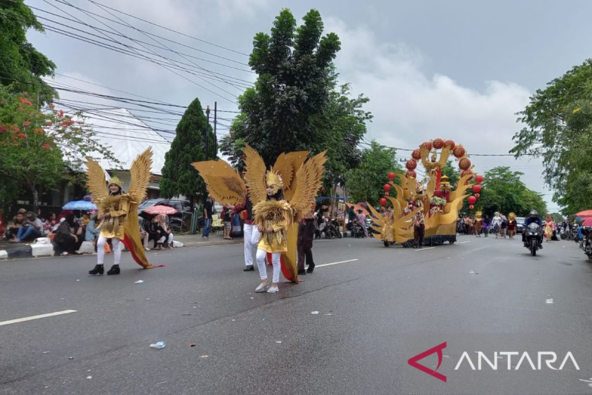 Ribuan warga Pangkalpinang saksikan pawai kendaraan hias HUT ke-77 RI