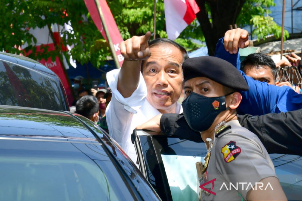 President Jokowi hands out social assistance packages in Sidoarjo's market