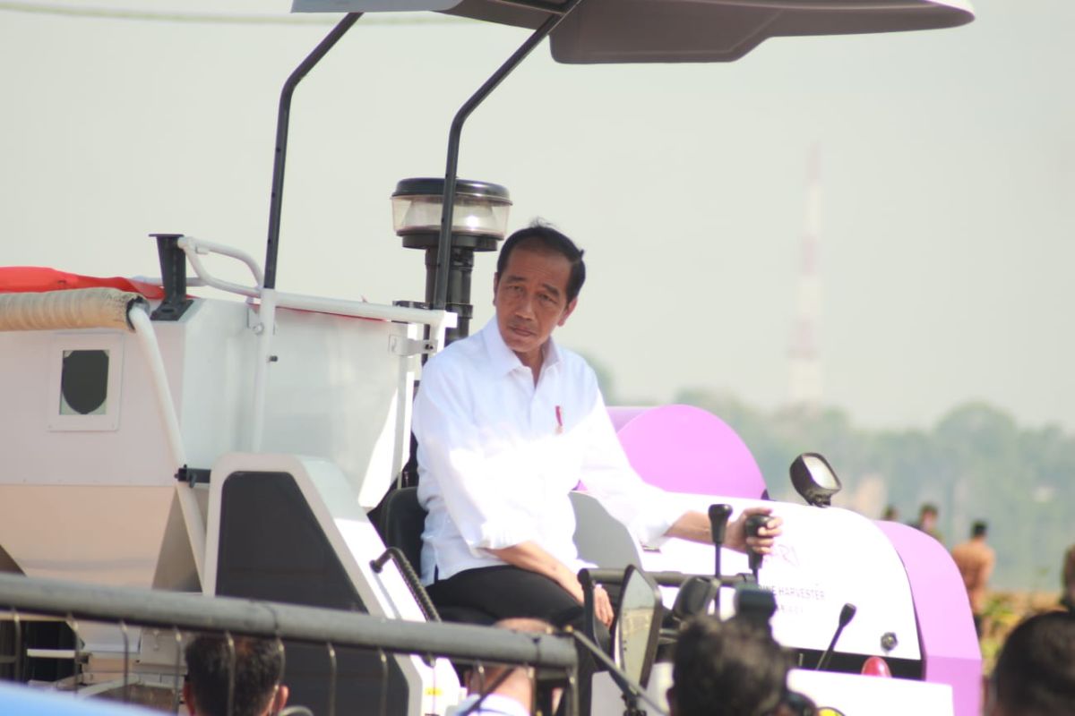 Jokowi distributes hundreds of machinery units to farmers in Gresik