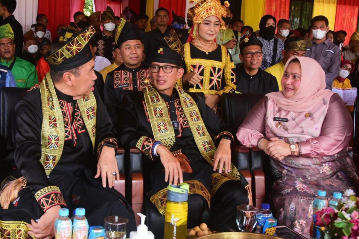 Bupati Kasmarni saksikan Festival Pacu Jalur di Kuansing