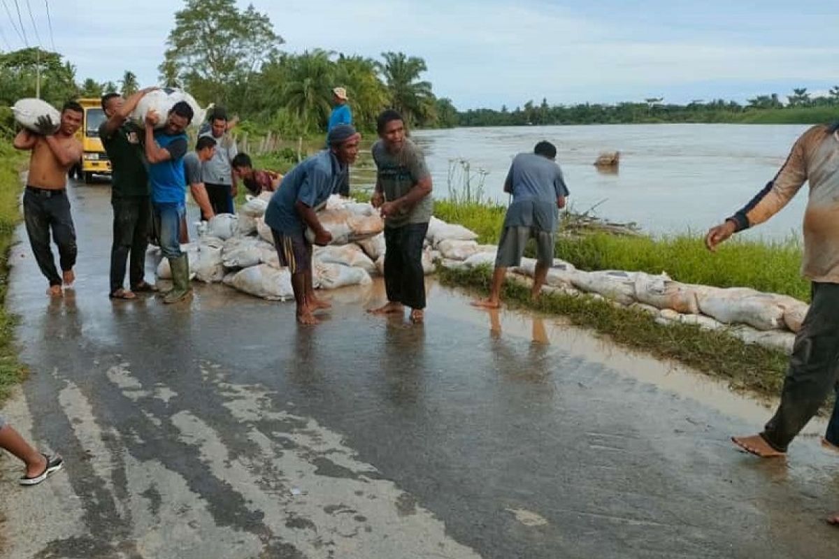 Pesisir Aceh Tamiang dilanda banjir kiriman, warga gotong royong bangun tanggul darurat