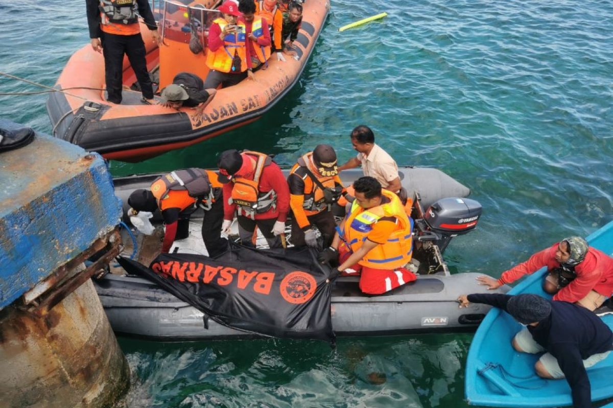 Basarnas evakuasi jenazah personel TNI tenggelam di Pantai Baubau Sulawesi Tenggara