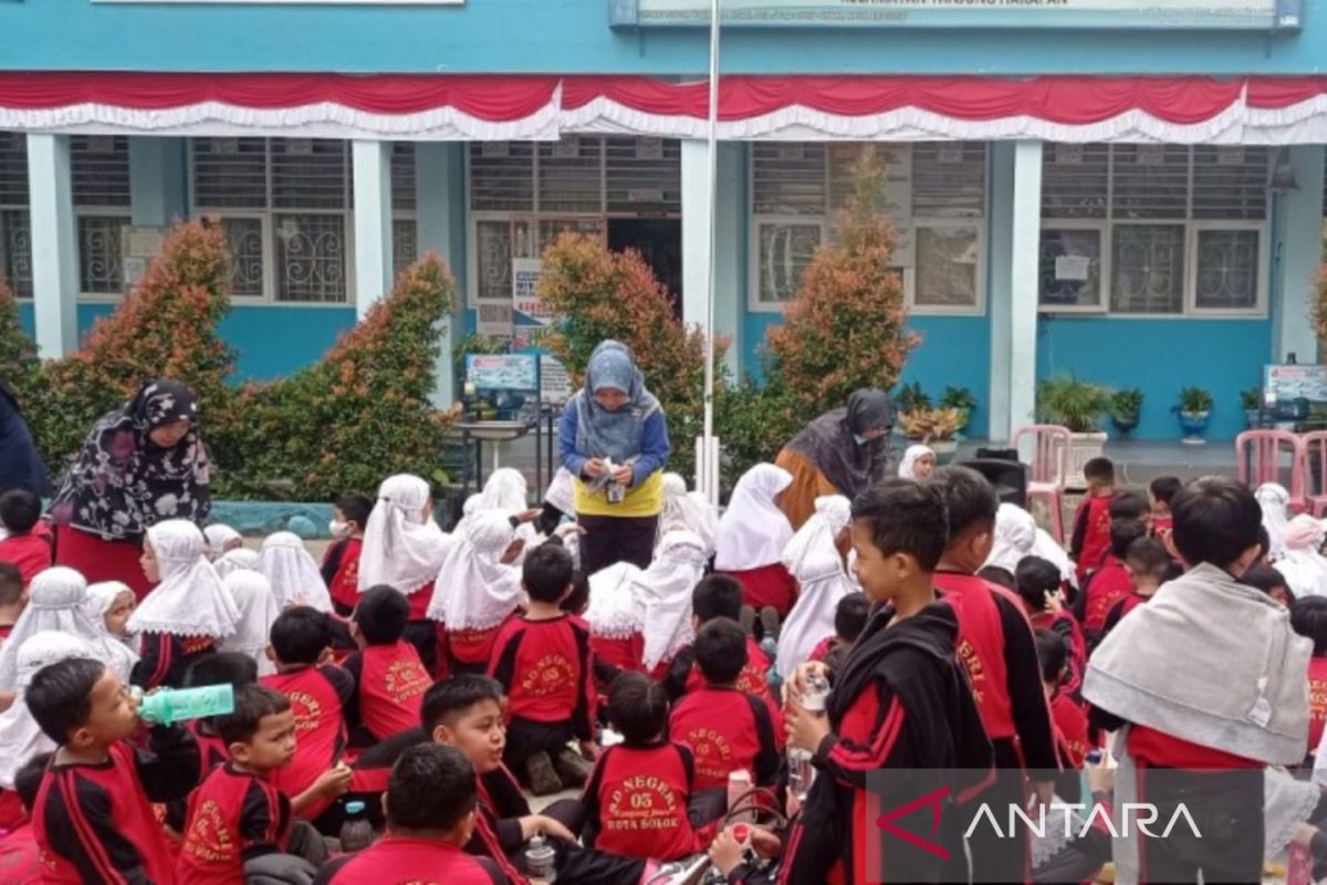Puskesmas Tanjung Paku sosialilasikan anak bebas cacingan di SDN 03 Solok