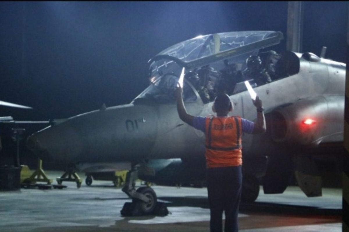Pesawat tempur Lanud Roesmin Nurjadin pecah ban saat latihan
