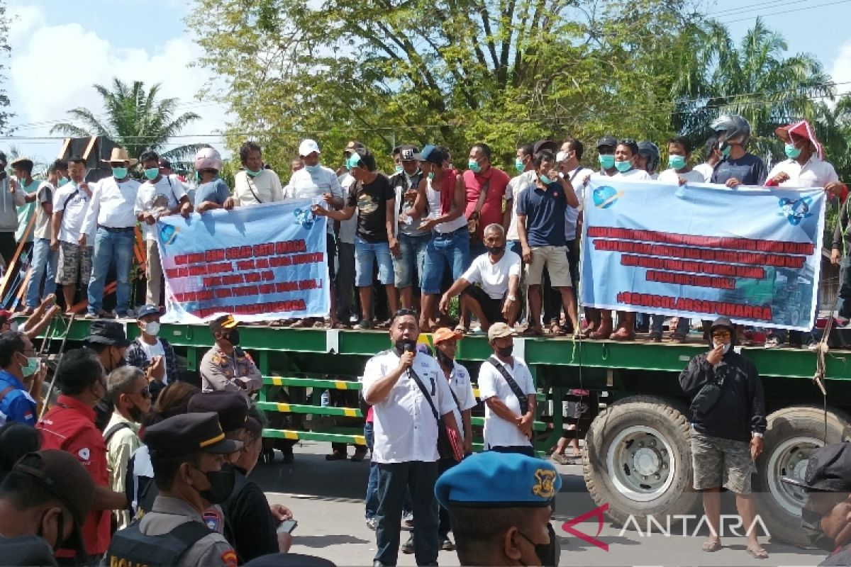 Ratusan sopir truk di Sampit berunjuk rasa desak subsidi solar dicabut