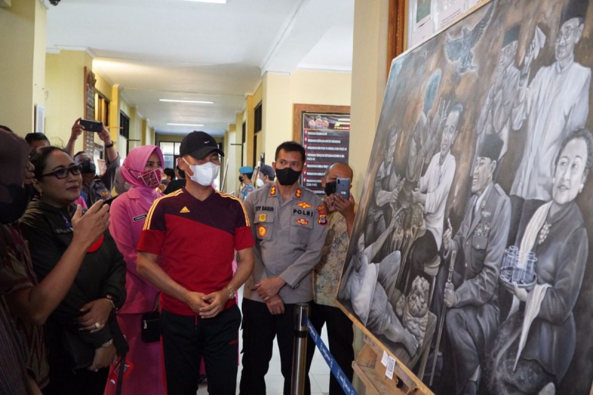 Polres Gunungkidul menggelar pameran lukisan bertajuk "Merdeka Berkarya"