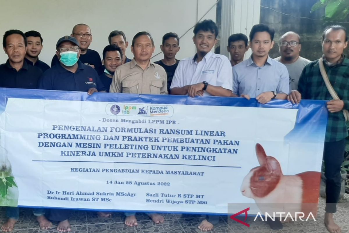 Dosen IPB latih peternak kelinci di Bogor membuat pakan sendiri
