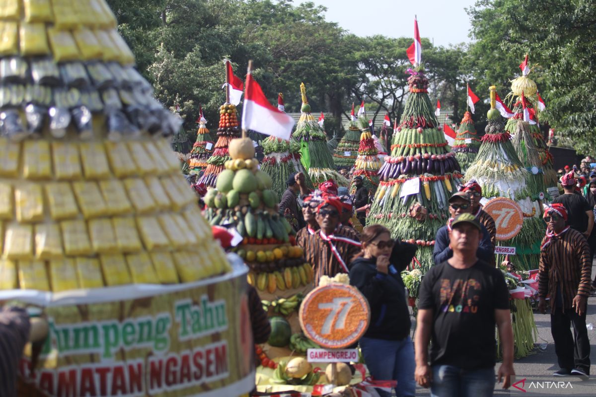 Kirab 77 gunungan hasil bumi
