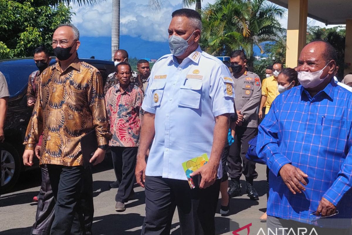 Gubernur Papua Barat tinjau lokasi bencana di Kota Sorong