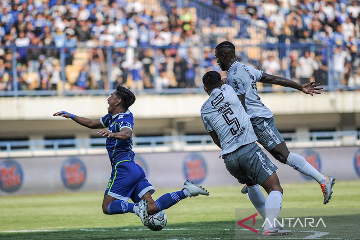 Persib takluk di kandang dengan skor 3-2 oleh 10 pemain Bali United