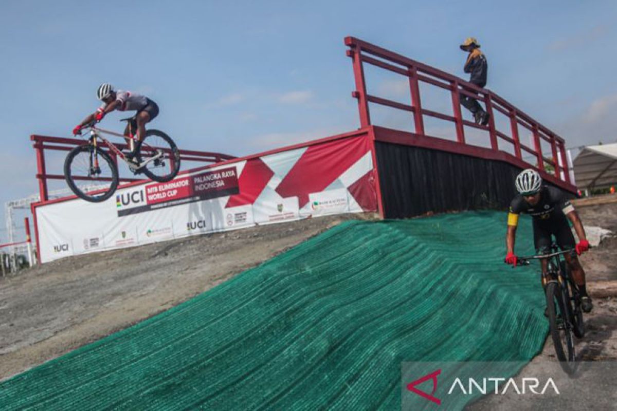 Balap Sepeda Dunia--Atlet Indonesia sesuaikan trek di Stadion Tuah Pahoe