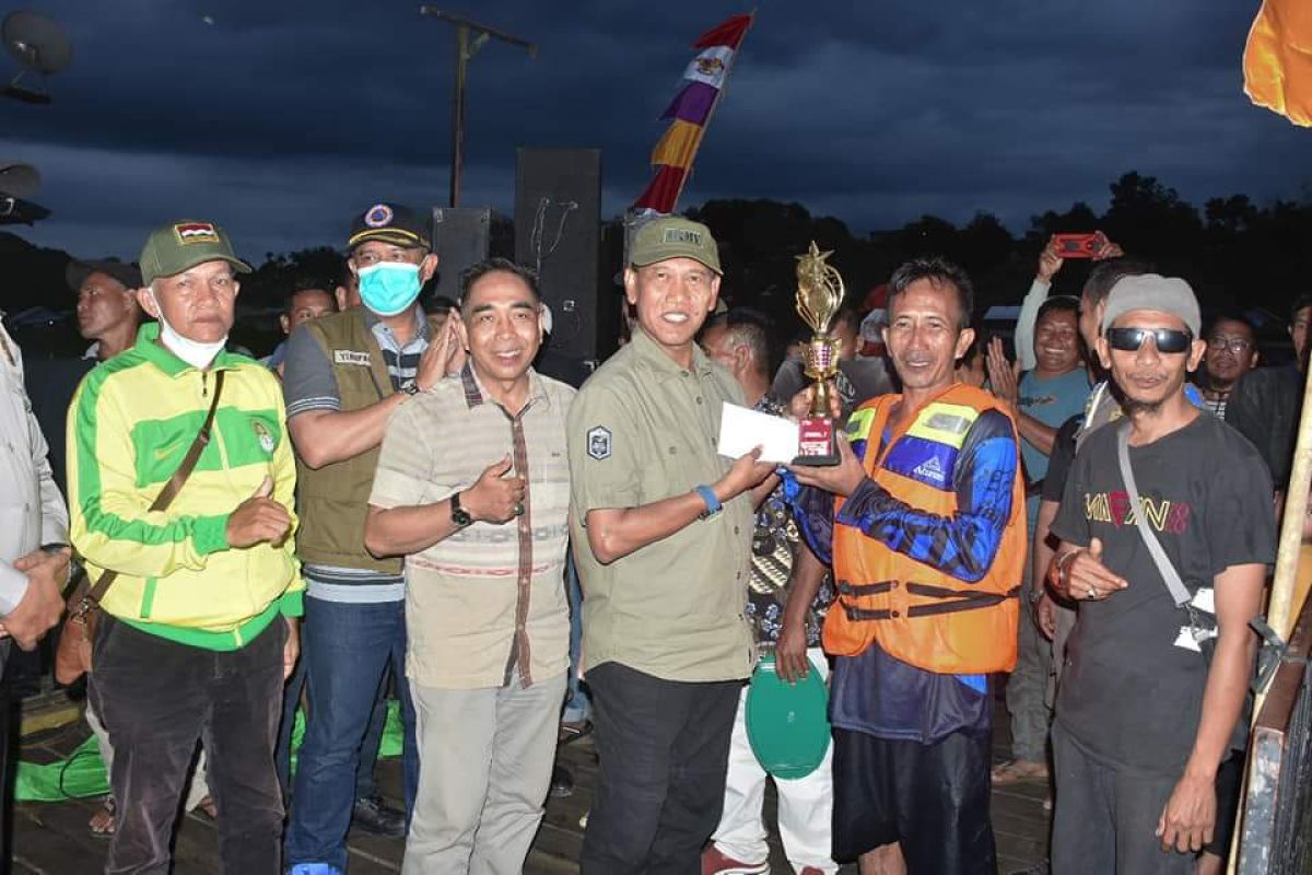 Wabup Ketapang serahkan hadiah pemenang lomba Kato Racing di Sandai