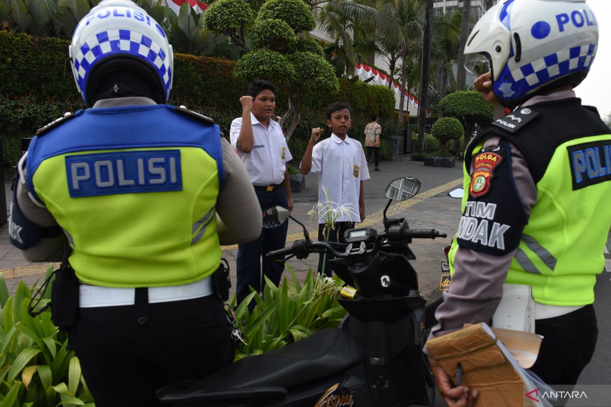 SIM Keliling ada di lima lokasi pada hari kerja pertama 2023