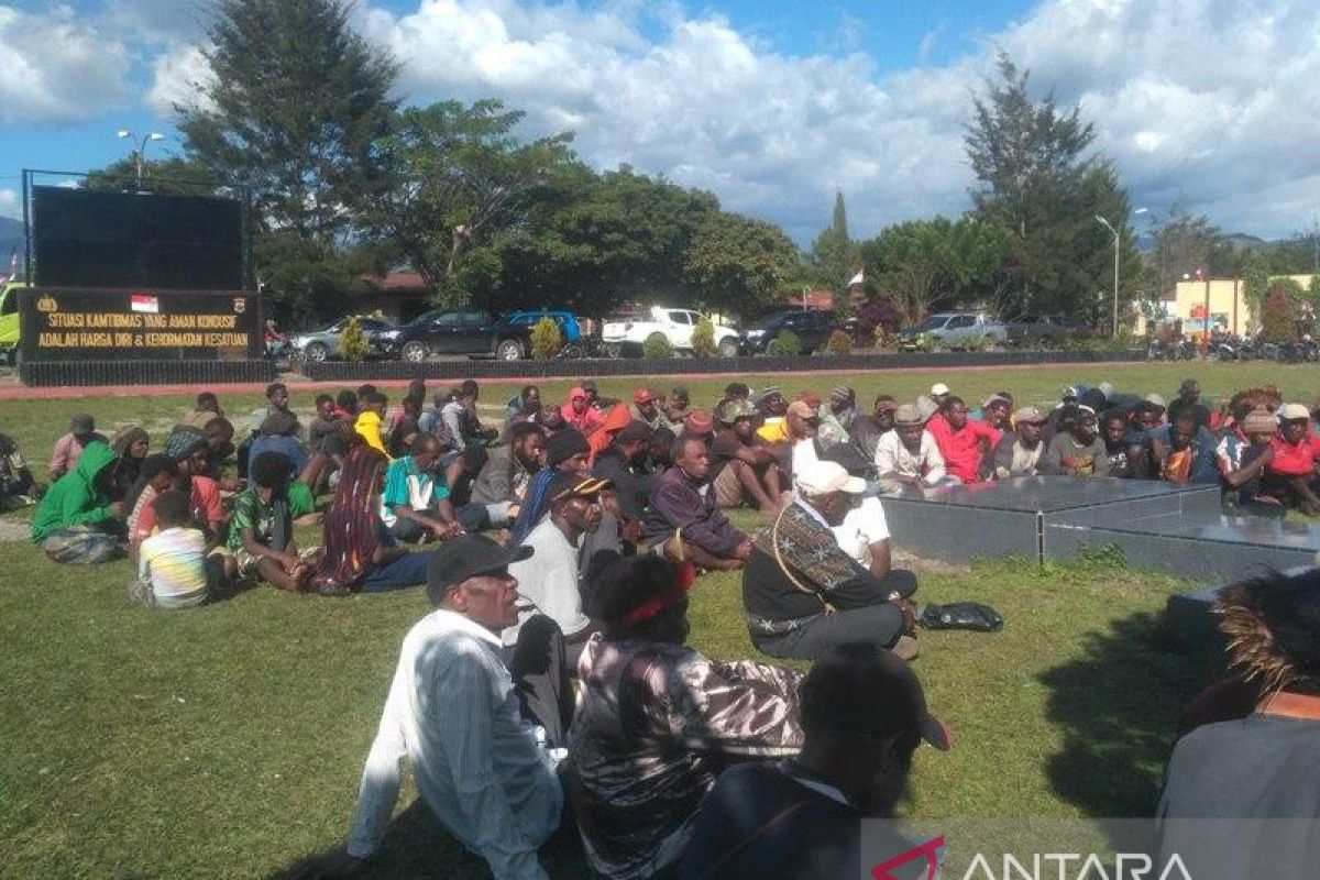 Keluarga korban penganiayaan Brimob datangi Mapolres Jayawijaya