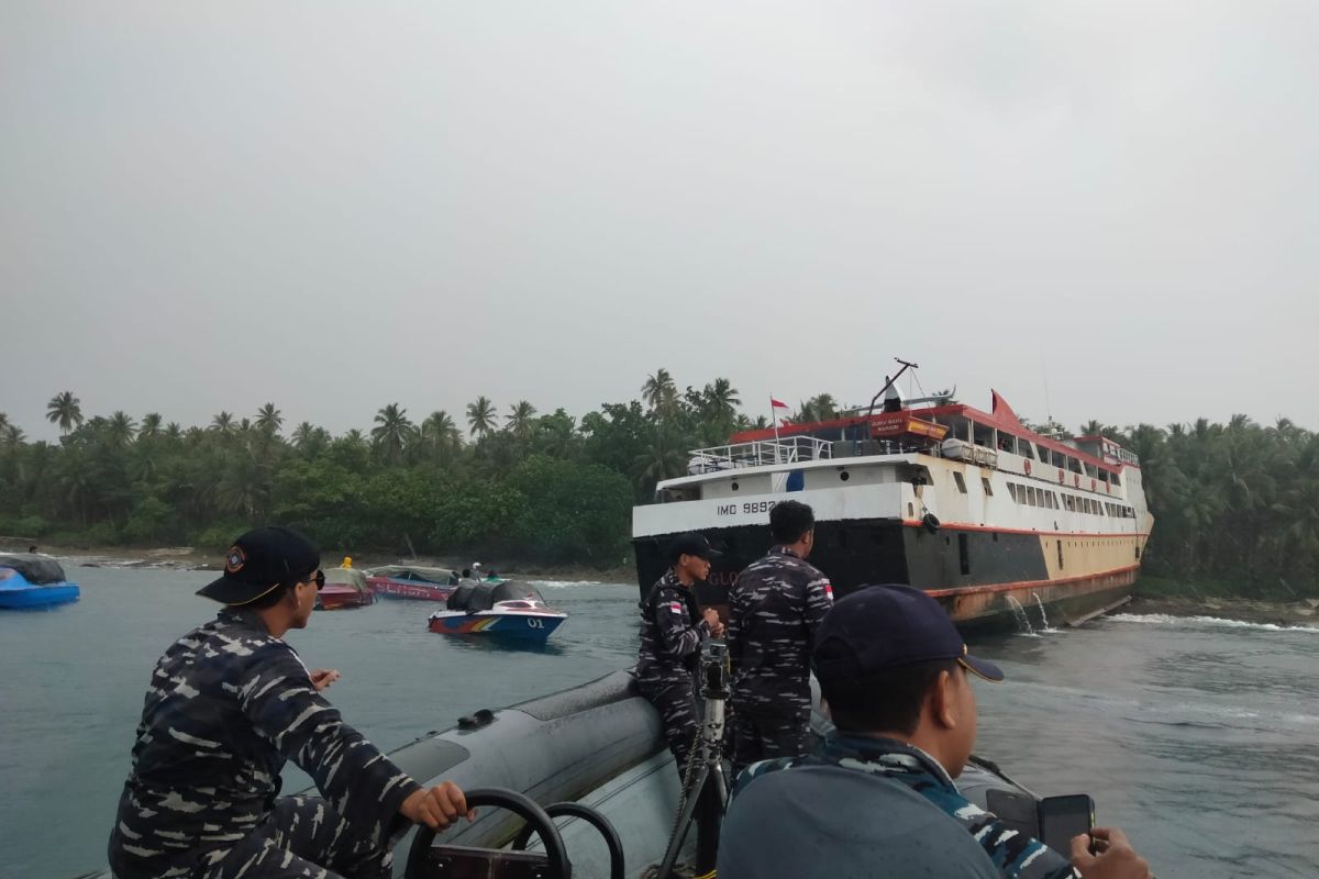 TNI Angkatan Laut  evakuasi penumpang kapal yang kandas di Perairan Talaud