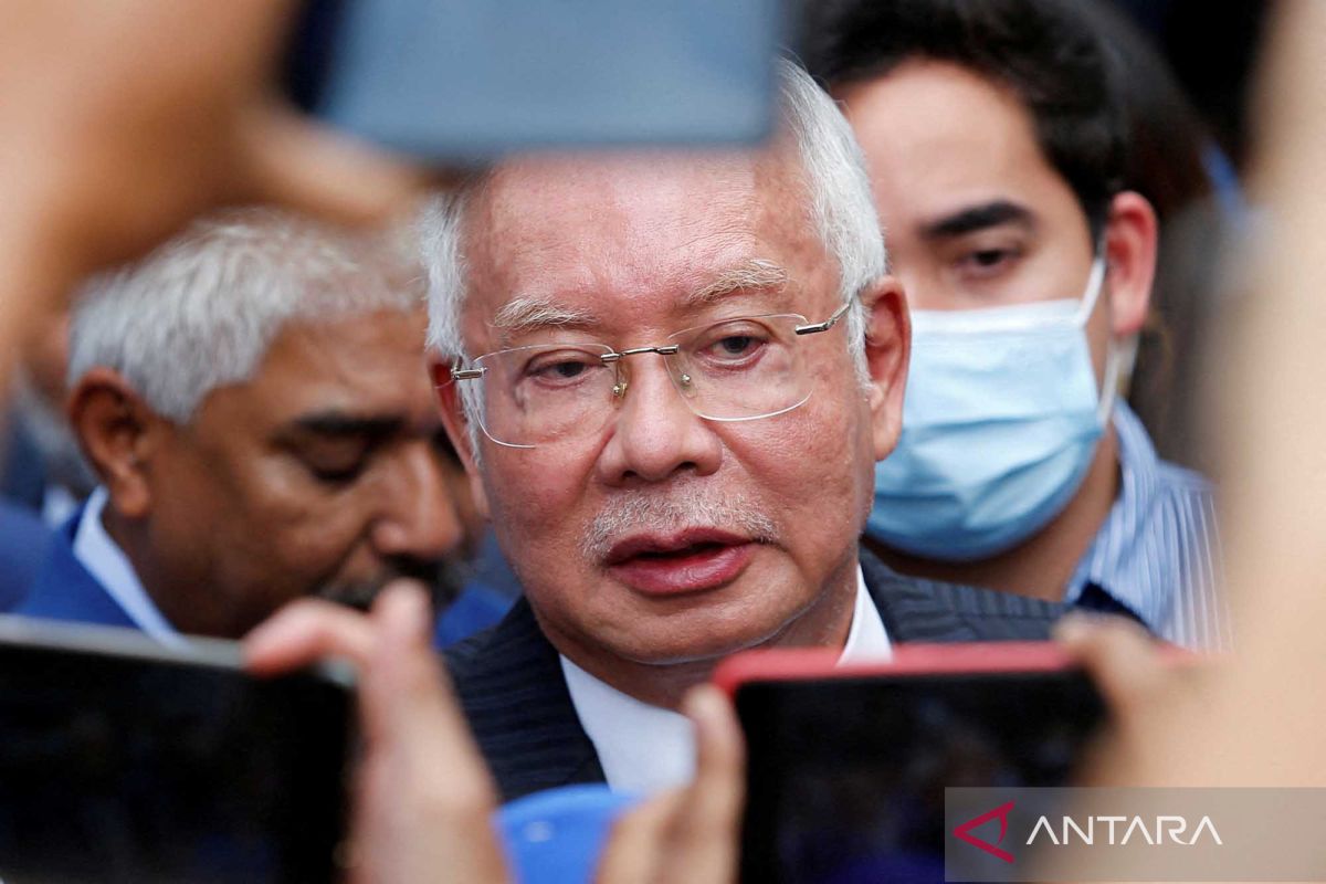 Mantan PM Malaysia Najib Razak dirawat di RS setelah mengeluh sakit di penjara
