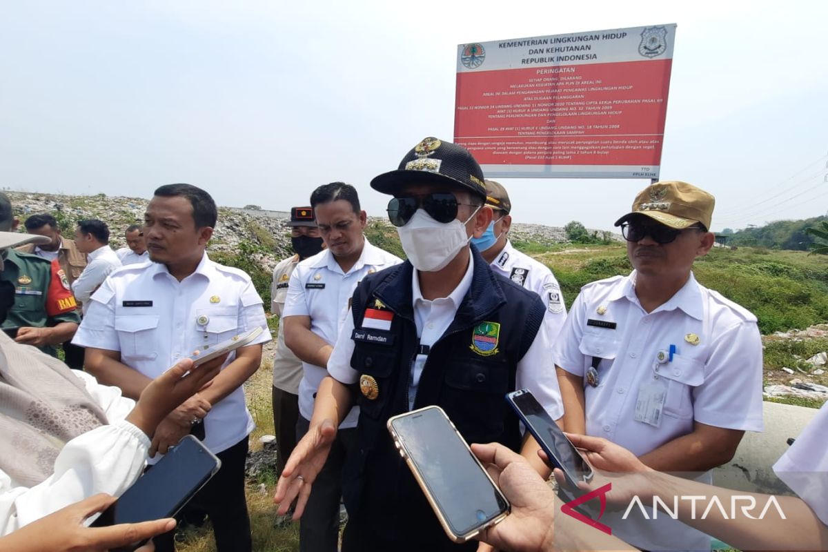 Penjabat Bupati Bekasi cek tempat pembuangan sampah ilegal di bantaran Kali CBL