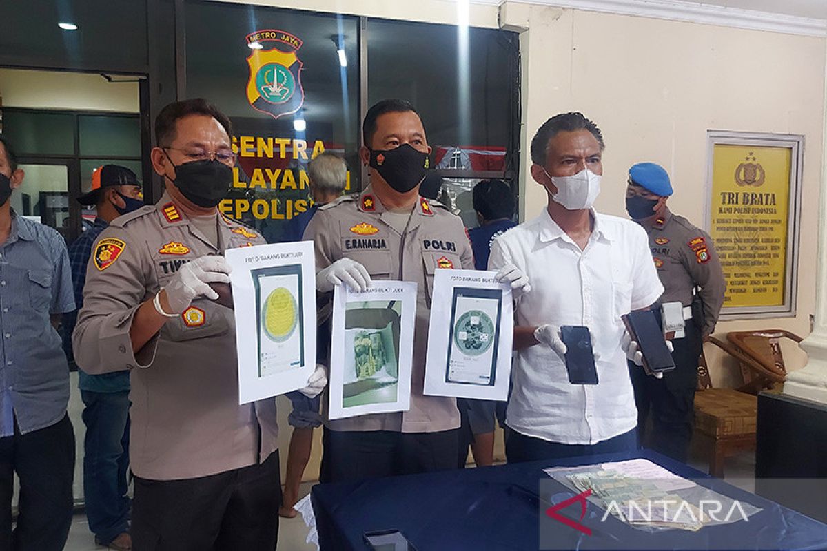 Polisi tangkap tiga sopir angkot di Jatinegara akibat ikut judi online